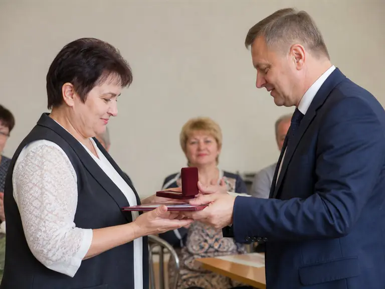 Участнице торжественно вручают государственную награду